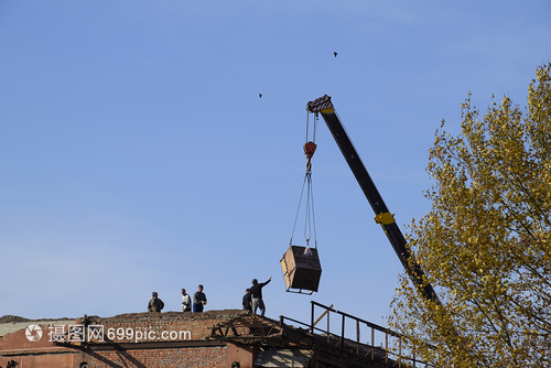 建筑物修理旧部件拆除使用吊车抬起底部用重机抬底部旧件拆除等工作